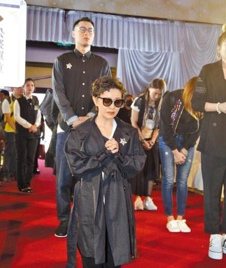 上世纪综艺天王，曾负债上亿退圈，今因癌症离世千人送别