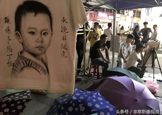 画家街头圆领衫上画素描肖像惟妙惟肖收费不高为啥却生意冷清？