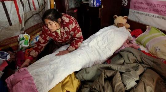 母亲照顾脑瘫女儿30年，每天卖开水只为挣三块钱