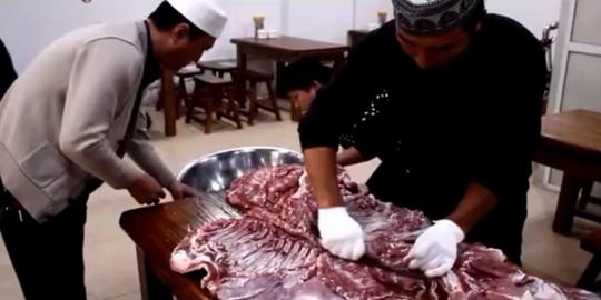 农村集市8元一碗羊肉汤，小伙子一天卖400碗，吃过都说很香！