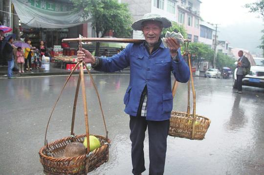7旬老太夜卖纸杯打瞌睡，请善待沿街卖东西的老人，给予更多温存