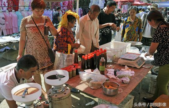 实拍：农民夫妻赶集摆摊半天赚3000元，卖什么稀罕物这么火？