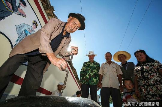农村84岁老人，每天上街摆摊补盆，生意不好仍坚持，只为不丢老手艺！