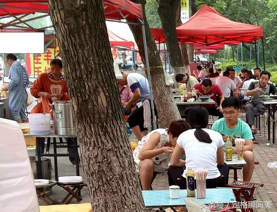 夫妻俩重庆学艺山东赚钱摆路边摊每天卖近百份月入万元
