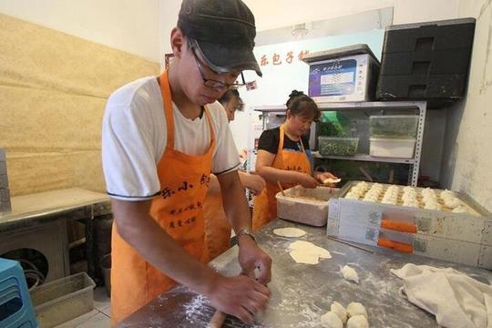 90后大学生卖包子，每天卖4千个收入上万，已有3个加盟店，父母却要断绝关系