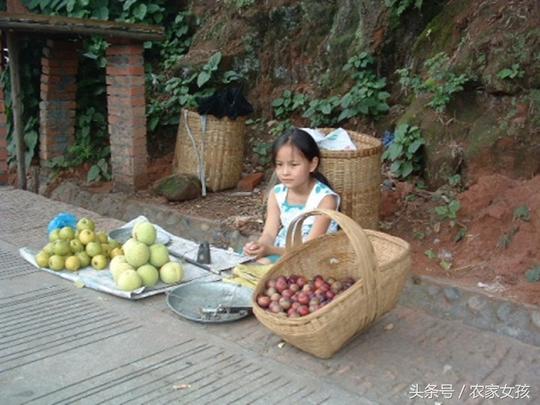 9岁农村小女孩利用暑假，在路边摆摊卖甜瓜，想挣钱给妈妈