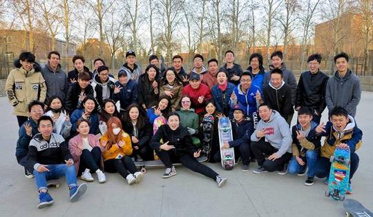 清华学霸放弃大好前程，滑板创业破产骨折，是什么支持他一路走来？
