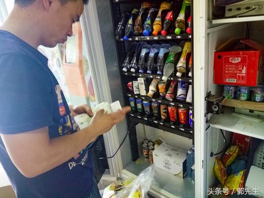 农村小伙大学毕业后到县城经营自助售货机，一个人每天要维护40多台售货机
