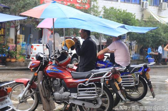 农村大叔集市开“摩的”一次最少15元，这样挣钱真厉害