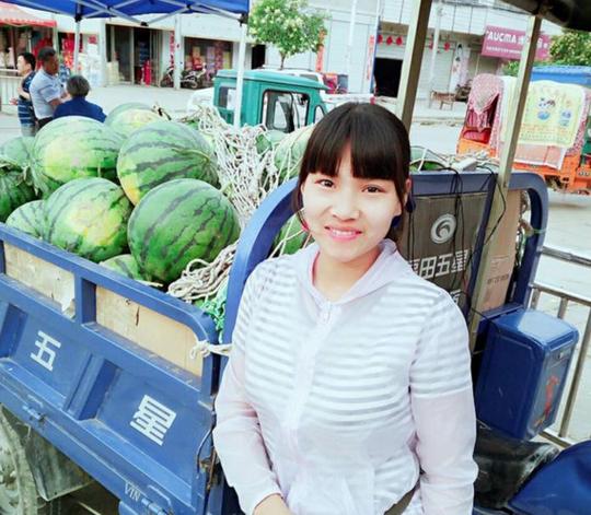 夏季农村大集上的这些张图反映出大热天的挣钱真心不容易！漂亮大学生为了给家里减轻负担也帮父母赶集卖东西