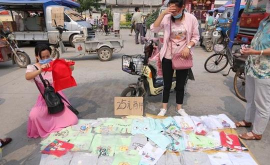 夏季农村大集上的这些张图反映出大热天的挣钱真心不容易！漂亮大学生为了给家里减轻负担也帮父母赶集卖东西