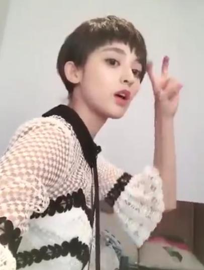 古力娜扎又把头发剪短了！这帅气的男孩头，让我想起了当年的马伊琍！