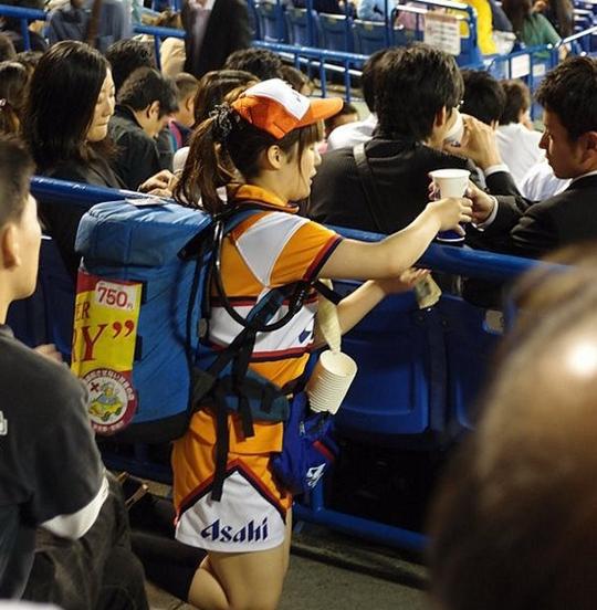 日本棒球场上的啤酒销售妹，跪式敬业服务，月入数万人民币