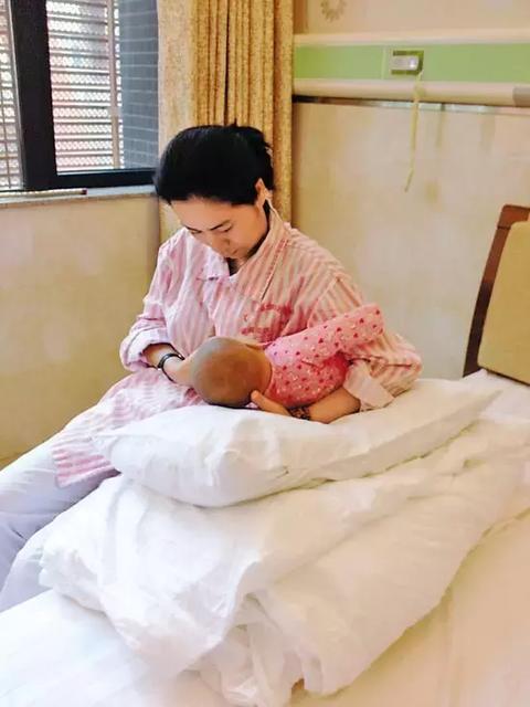 双胞胎如何同时母乳喂养