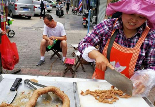 一对夫妻在老城区摆小摊卖卤味，地点偏僻但是食物美味生意好