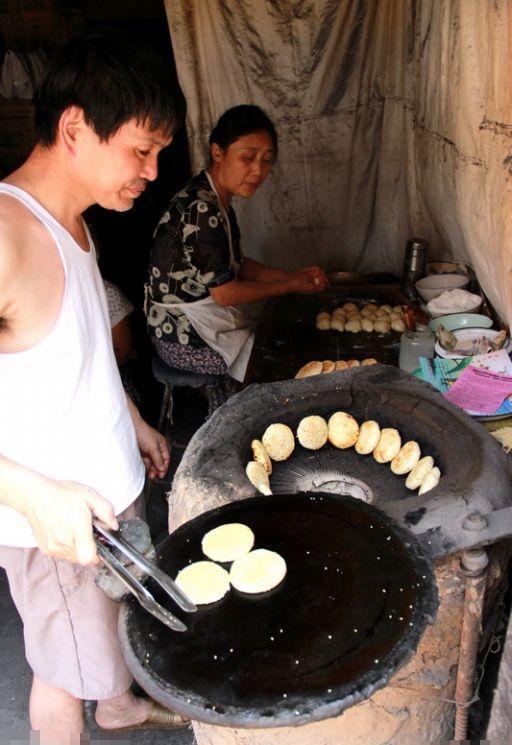 农村大姐卖自制烧饼，2块钱一个，十斤面能变一百元，吃过都说香