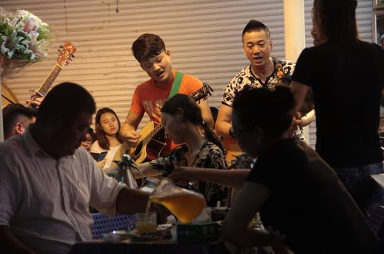 实拍青岛啤酒街上的卖唱者，抱团组乐队取暖日赚千元！