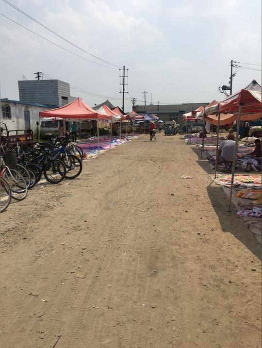 38度高温下的农村大集，农民跑几十里路坚持出摊，只为多赚几块钱