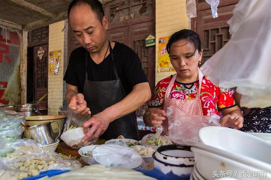 夫妻摆摊卖凉皮30年2小时卖500碗日赚2000吃货排队半条街一旁卖烧饼的笑了！