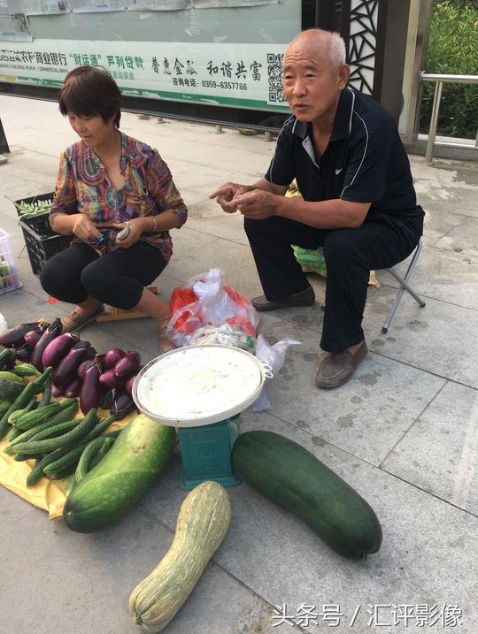 老夫妻在公园门口卖自己种的菜，不为挣钱为图乐