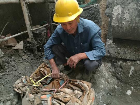 71岁农村老人每日靠收破烂赚钱，省吃俭用每月替儿子还房贷