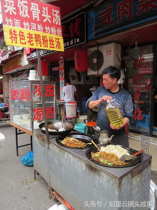 上海里弄小吃好看好吃，但没本地特色，都是外地人在做生意，怀念上海阿姨们做的馄饨粢饭团阳春面大饼油条