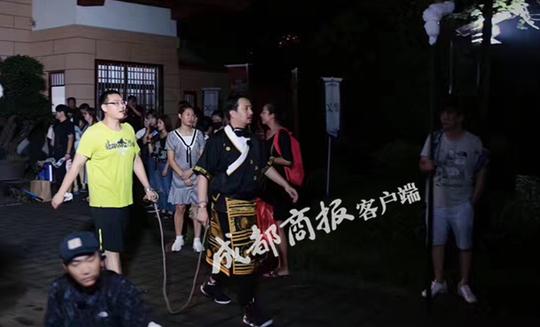 极限男人帮太拼了！风雨雷电夜抵达成都录制最新一期，网友：当明星真不容易