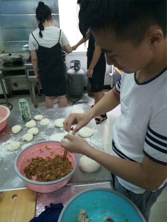 湖北大学大四生创办“共享厨房”：十元用一次，学校审核食材
