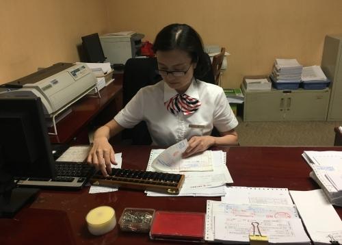 工行重庆市分行南坪支行员工李萍——一把算盘守国库24年无差错