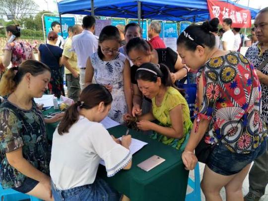 兴隆街道开展“一进三送”专场招聘会