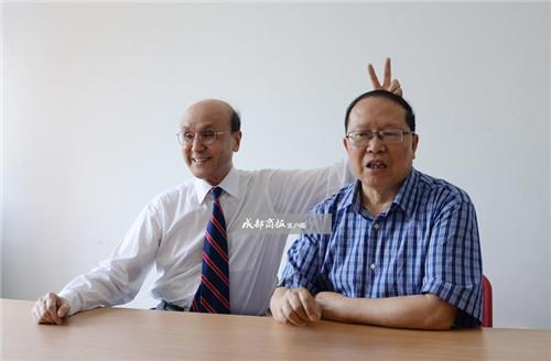 川大“最老博士生”74岁参加论文答辩喊小50岁的同学为师兄