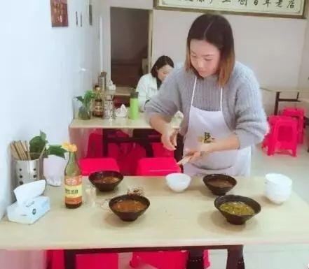 大竹这位请环卫工人吃饭的老板娘，今天朋友圈要被你霸屏了！