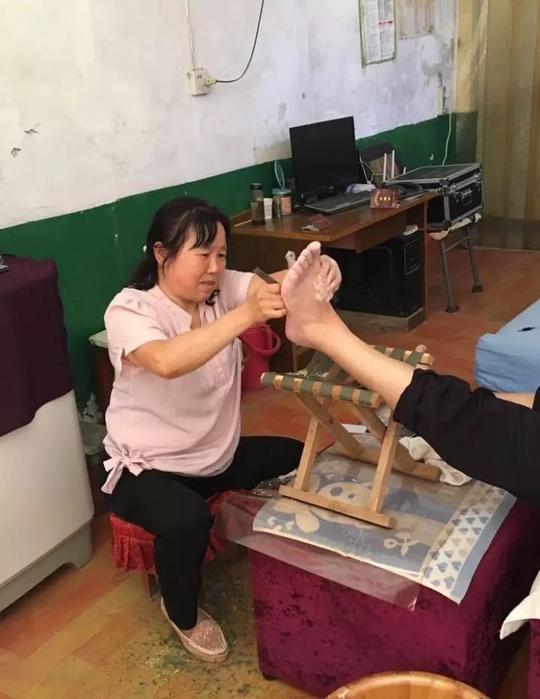 桥底魏大姐和她的按摩店——贫困户魏满荣的创业故事