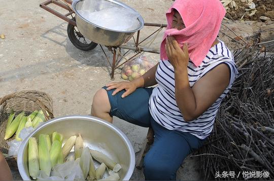 实拍农村大集上卖玉米的农民大妈，赚钱只为儿子，实情无奈又心酸