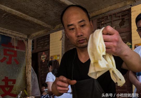 一个凉皮摊儿，一天卖出上百份，最多赚千元，卖烧饼的都跟着沾光！
