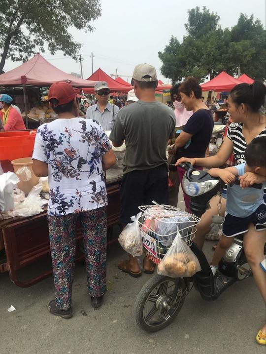 三伏天农村大集上爆红的小生意，手工凉皮需要排队，一天卖几百份