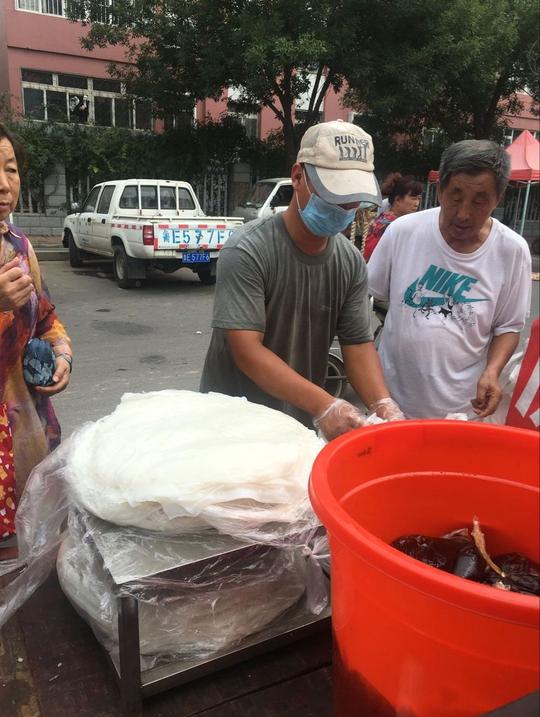 三伏天农村大集上爆红的小生意，手工凉皮需要排队，一天卖几百份