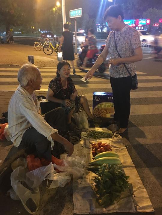 深夜路边卖菜的老农夫妻快乐的生意