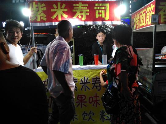 九零年的小舅舅带九九年的外甥女夜市摆摊，你对大学生做暑假工有什么看法？