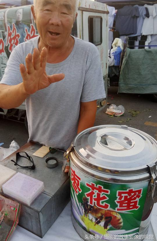 农民很辛苦十二张图，他们做小生意赚钱养家不容易，老奶奶说她今天81岁