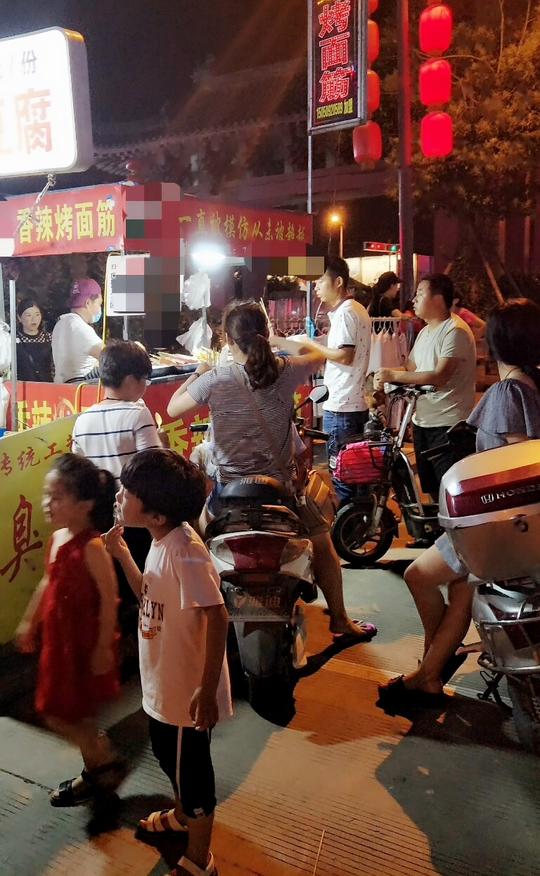 夜市上的小烧烤摊，三个人出摊四个小时收入近两千块，靠的啥