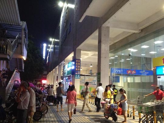 夜拍深圳宝安沃尔玛商场，一片祥和安宁