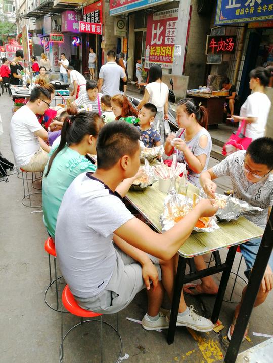 90后小夫妻，摆摊卖锡纸金针菇，味道独特，生意红火，一会卖十份，月入过万不是问题
