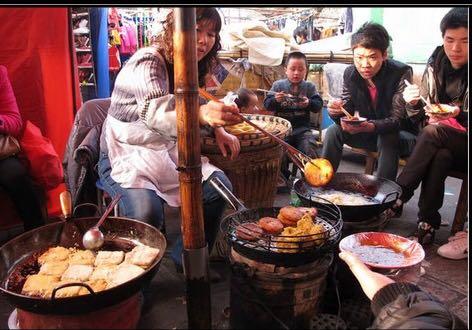 老奶奶地铁口卖糍粑10年不涨价，善良儿媳妇继承她的“事业”