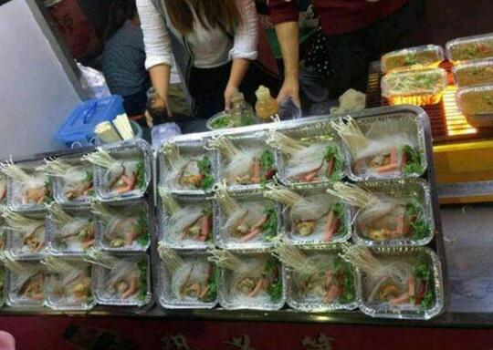 路边不起眼的小店卖这种“秘制美食”，生意好到让周围店铺羡慕