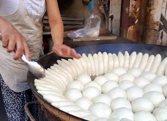 农村大姐街上卖这种早餐，1块5两2个，相当的有嚼劲够筋，生意超好，去晚了还买不到！