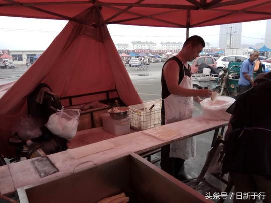 一家三口凌晨四点就赶到集市上炸油条，有孩子帮忙生意更红火，一天卖出近二百斤面