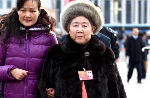70岁“老干妈”陶华碧近照，从捡砖盖房，到交税数亿的全民女神