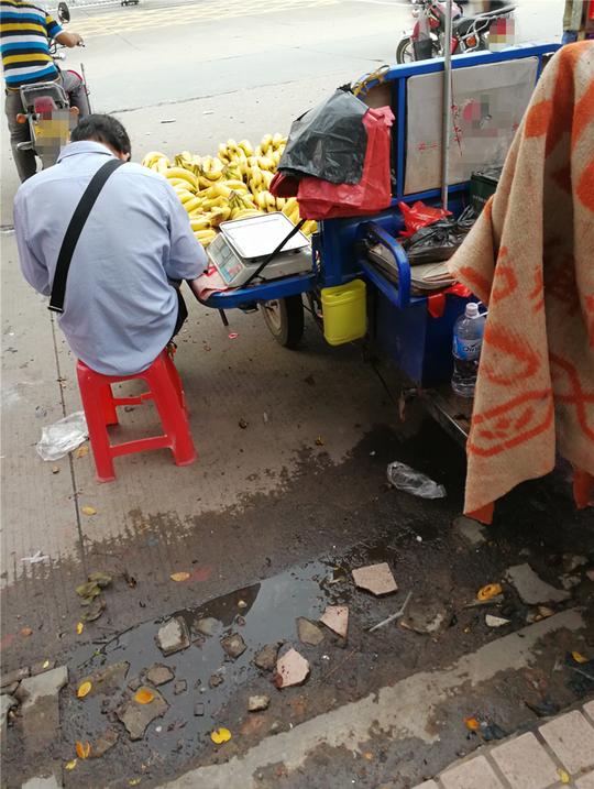 只卖香蕉的小摊贩，一天能赚一百元，不卖香蕉就亏本