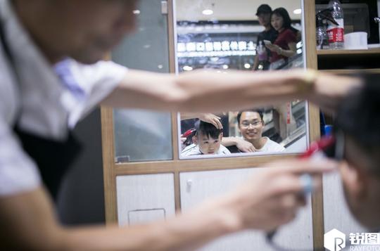 10分钟10元理发店走俏不叫杰克的小李一天能剪50个头